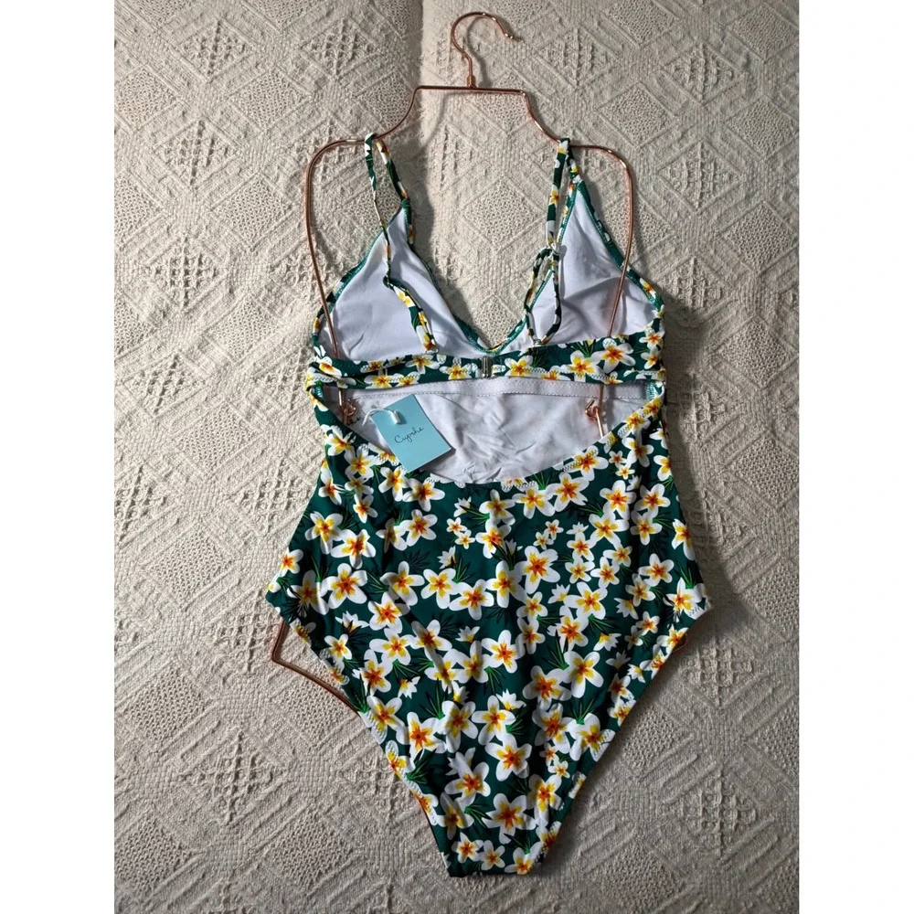 Cupshe Green Daisy Cutout OnePiece Swimsuit Sexy Backless Floral Beach‎ Bodysuit